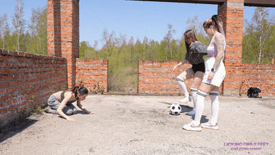 Licking Girls Feet at YooGirls.com - Page 38