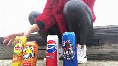 Sneaker-Girl Red Queen - Crushing Cans