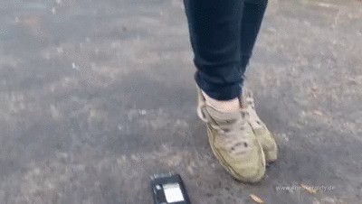 Sneakergirly - Mobil Phone Crush