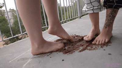 NICOLE and AURORA - You only deserve dirty feet (4K)
