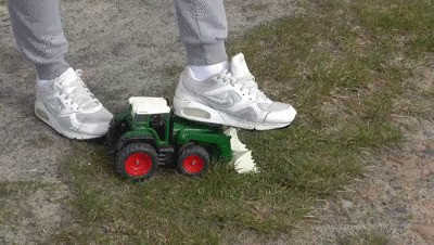 Sneakergirly Doro - Tractor Crush