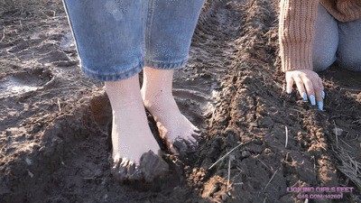 AURORA - Eat the dirt off my feet, bitch! (HD)