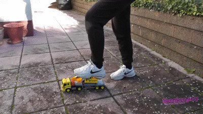 Sneakergirly Akira - Toy Car Excavator