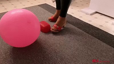 Mila - Scholl mules in action - pink balloon