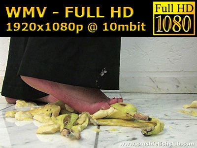 0001 - Lilia crushes bananas under her high heels and bare feet (WMV, FULL HD, 1920x1080 Pixel)