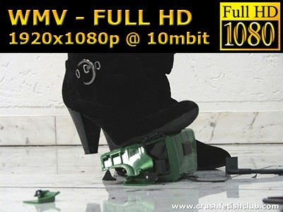 0002 - Lilia crushes a truck under her boots (WMV, FULL HD, 1920x1080 Pixel)