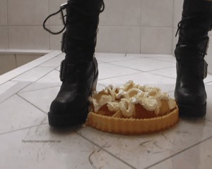 Applecake under cruel Boots