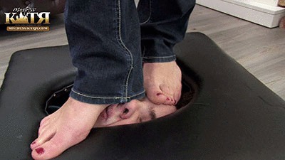 21-004 - Slave's face getting trampled (WMV - HQ - High Definition)
