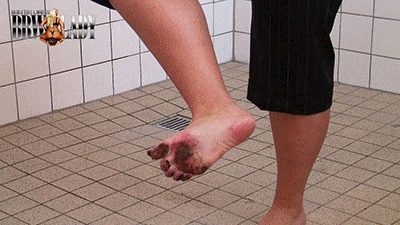 Cleaning dirty BBW Feet