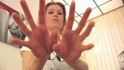 Susanna got long fingers