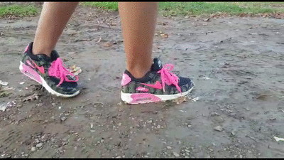 Outdoor Burger crushing in Nike Airmax